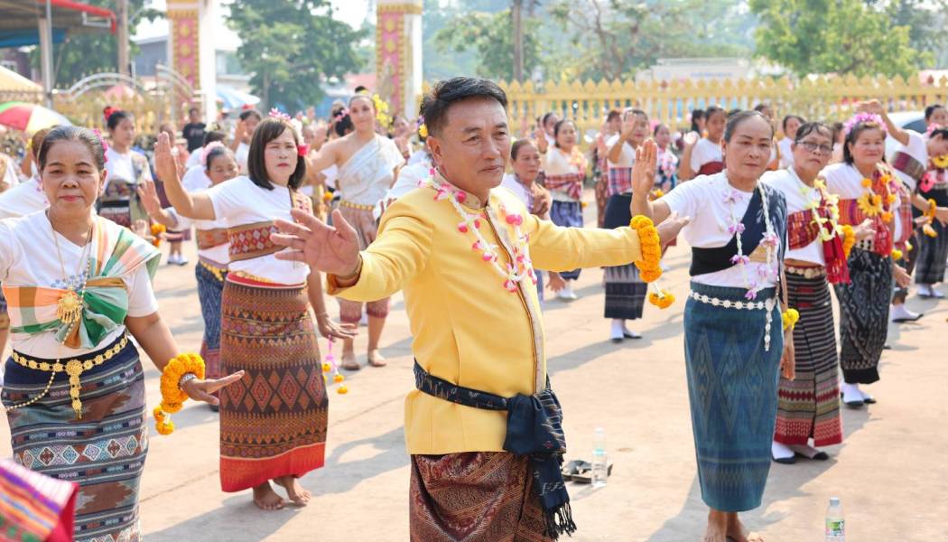 ผู้นำชุมชน และประชาชนในพื้นที่ตำบลนาพู่ ร่วมพิธีบูชาหลวงพ่อองค์ตื้อ เพื่อแสดงความศรัทธาและความเคารพ เป็นการสืบสานประเพณีอันดีงาม รวมถึงเพื่อความเป็นสิริมงคลแก่ชีวิต ณ วัดจำปาบ้านนาพู่