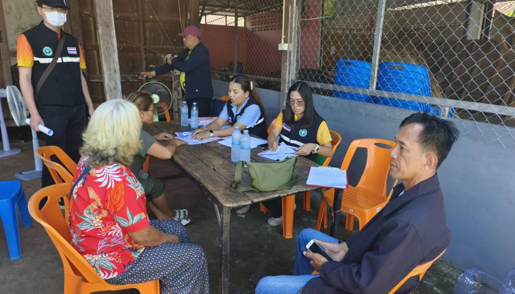 ทีม SRRT (ทีมเฝ้าระวังสอบสวนเคลื่อนที่เร็ว) อำเภอเพ็ญ ลงพื้นที่บ้านศรีบุญเรือง หมู่ 6 ต.นาพู่ อ.เพ็ญ จ.อุดรธานี เพื่อชี้แจงแผนเฝ้าระวังควบคุมโรค และแนวทางปฏิบัติสำหรับผู้สัมผัสเสี่ยง กรณีตรวจพบเชื้อพิษสุนัขบ้า