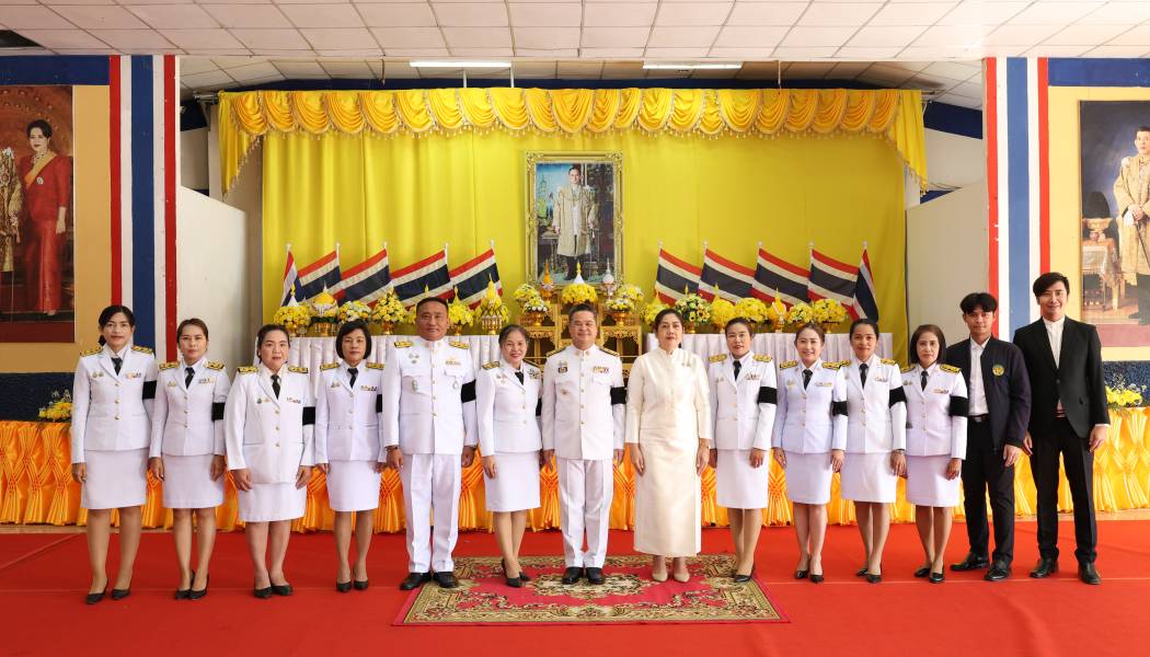 ร่วมพิธีเจริญพระพุทธมนต์ ทำบุญตักบาตรถวายพระราชกุศลและร่วมพิธีวางพานพุ่มดอกไม้ถวายบังคมพระบาทสมเด็จพระบรมชนกาธิเบศร มหาภูมิพลอดุลยเดชมหาราช บรมนาถบพิตร